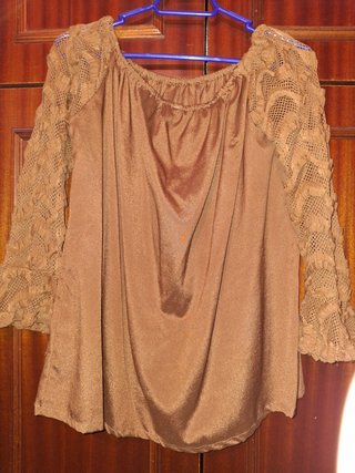 Blusa cuello bardot con manga larga encaje marrón