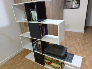 Estantería modular blanca y negra