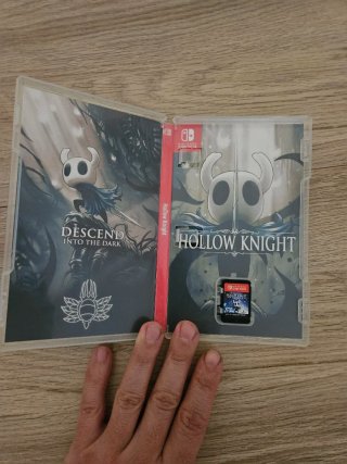 Hollow Knight Nintendo Switch DLC en el cartucho
