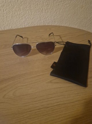 Gafas de sol aviador plateadas y negras