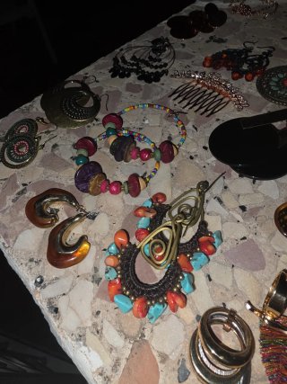Bisutería variada: collares y pulseras