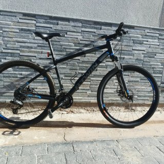 Bicicleta de montaña negra