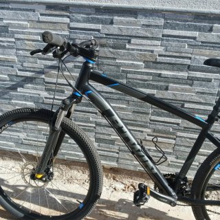 Bicicleta de montaña negra