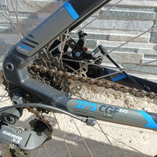Bicicleta de montaña negra