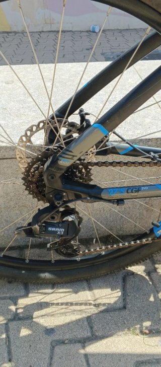 Bicicleta de montaña negra