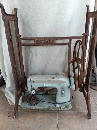 Máquina de coser Sigma antigua