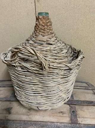 Botella antigua forrada de mimbre