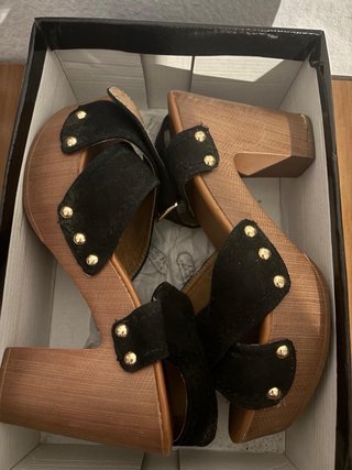 Sandalias de cuña negras y marrones