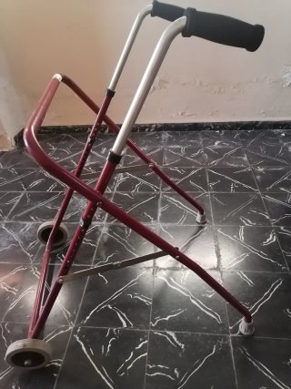 Andador plegable con ruedas