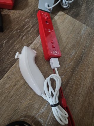 Consola Nintendo Wii Roja y Negra