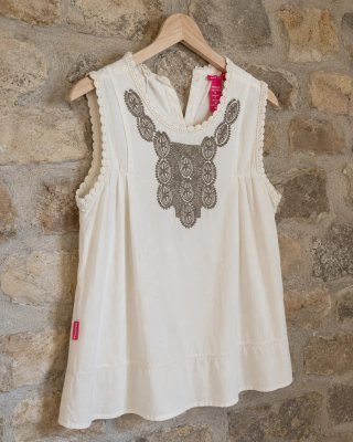 Camisa beige bordada sin mangas