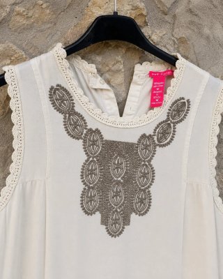 Camisa beige bordada sin mangas