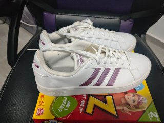 Zapatillas Adidas Blancas y Moradas