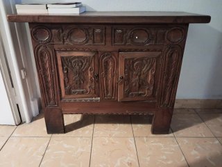 Mueble recibidor antiguo de madera tallada