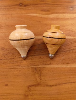 2 Peonzas de madera con punta gruesa