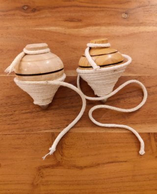 2 Peonzas de madera con punta gruesa