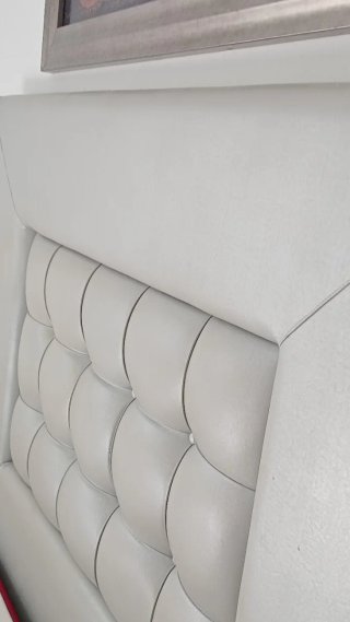 Cama matrimonial y mesitas