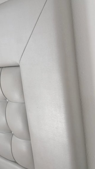 Cama matrimonial y mesitas