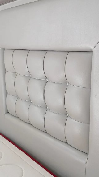 Cama matrimonial y mesitas