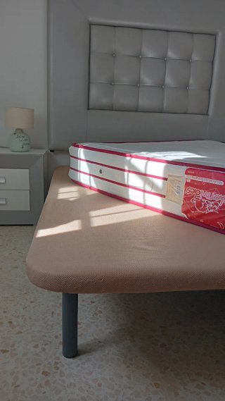 Cama matrimonial y mesitas