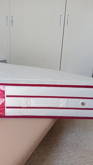 Cama matrimonial y mesitas