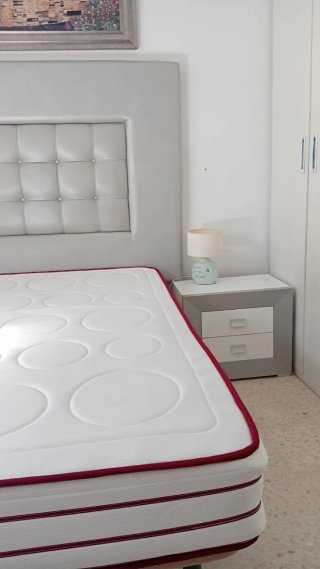 Cama matrimonial y mesitas