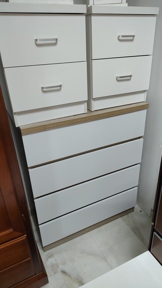 Cómoda y mesitas blancas