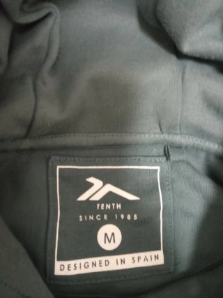 Sudadera Tenth verde con capuchay detalles negros