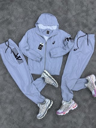 Conjunto deportivo Asics gris y blanco