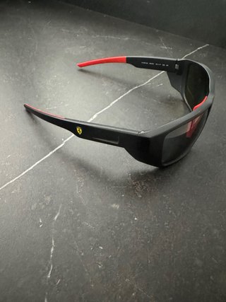 Gafas de Sol Polarizadas Ferrari Negras Rojas