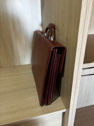 Maletín de trabajo piel burdeos y plata