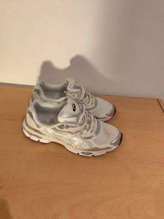 Zapatillas Asics Blancas y Plateadas