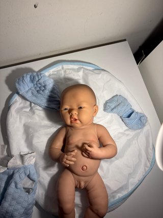 Bambola Reborn con vestitini e copertina