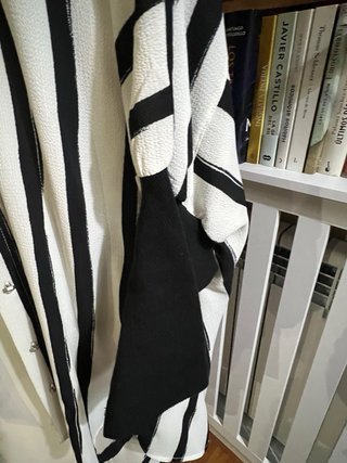Sobrecamisa rayas blancas y negras con broche
