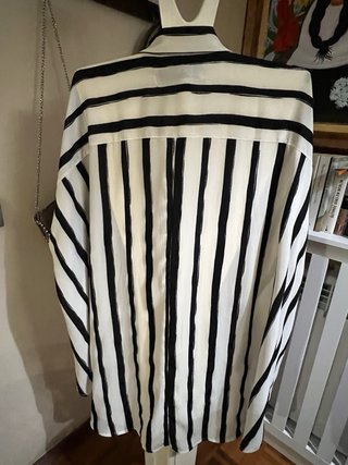Sobrecamisa rayas blancas y negras con broche