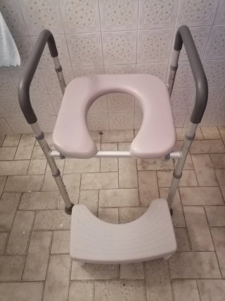 Asiento elevador para inodoro con asas