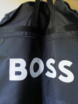 Porta Trajes BOSS Negro. Nuevo.  Impecable.