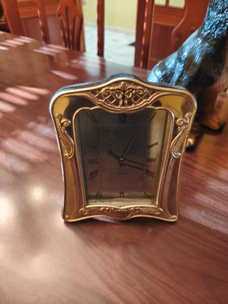 Reloj de mesa dorado estilo antiguo