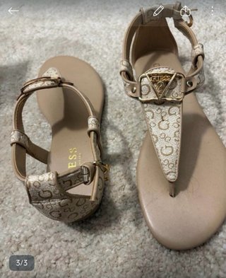 Sandalias Guess Beige Doradas