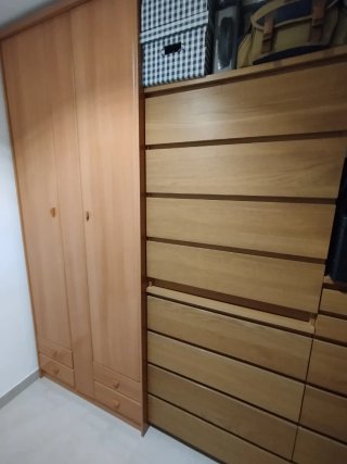 Armario ropero y 2 cajoneras de madera