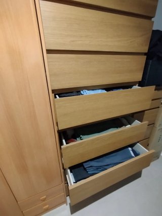 Armario ropero y 2 cajoneras de madera