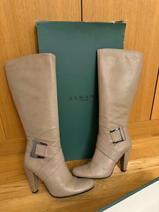 Botas altas beige con hebilla y tacón