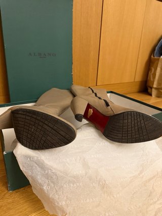 Botas altas beige con hebilla y tacón