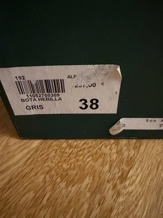 Botas altas beige con hebilla y tacón