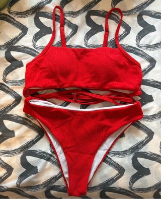 Bikini rojo con tiras