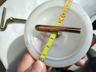 Tornillos para sujetar rueda de repuesto.