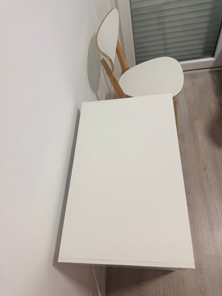 Escritorio y silla Ikea blancos