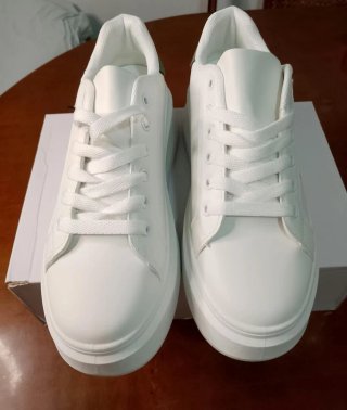 Zapatillas blancas con corazones