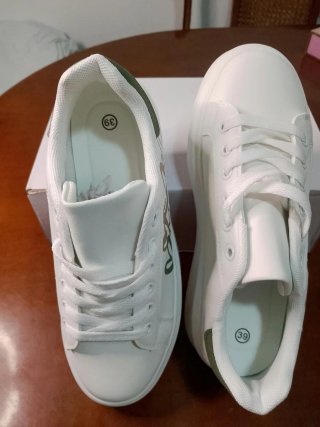 Zapatillas blancas con corazones