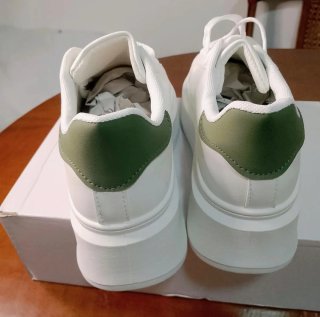 Zapatillas blancas con corazones